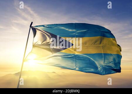 Drapeau des Bahamas sur le brouillard de lever du soleil Banque D'Images
