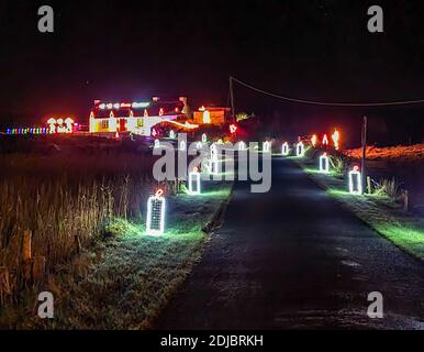 CLOONEY, PORTNOO - IRLANDE - décembre 06 2020 : les lumières de Noël brillent dans la nuit. Banque D'Images