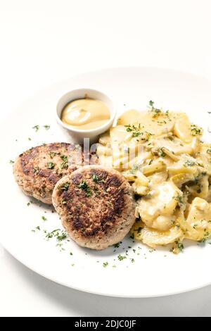 boulettes de viande de frikadellen allemandes avec pommes de terre sautées à l'oignon crémeux et moutarde sauce sur fond blanc Banque D'Images