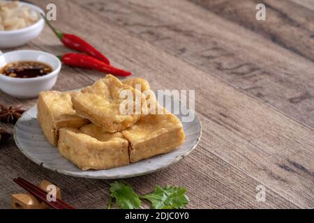 Tofu stini frite, caillé de haricots fermentés avec légumes de chou marinés, célèbre et délicieux repas de rue à Taïwan. Banque D'Images