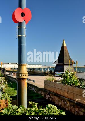 Un grand coquelicot sur un lampadaire pour commémorer le jour du souvenir au Royaume-Uni. Banque D'Images