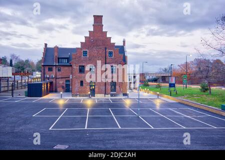 Parking à côté de la Dutch House, pub récemment rénové, local au sud de Londres, Angleterre Banque D'Images