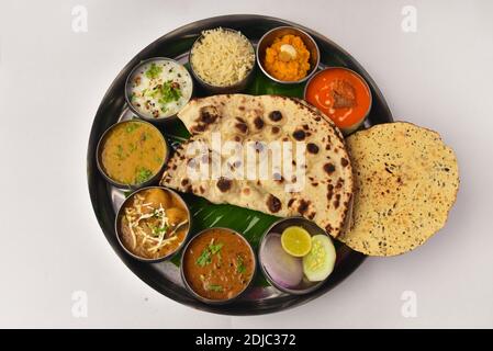 Vue sur le nord de l'Inde thali. roti, riz à la papad et variété de curry dans un repas. Repas indien pour le déjeuner et le dîner. Banque D'Images