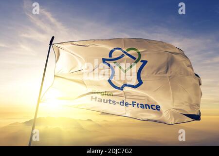 Hauts-de-France drapeau de France agitant sur la brume de lever du soleil brouillard Banque D'Images