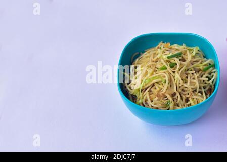 nouilles dans un bol avec espace de copie. chow mein dans un bol avec des oignons et des légumes de printemps Banque D'Images