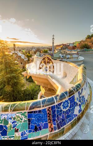 Lever du soleil sur le parc Guell, Barcelone, Catalogne, Espagne Banque D'Images