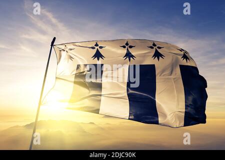 Le drapeau de la ville de Rennes de France agite au lever du soleil brouillard Banque D'Images