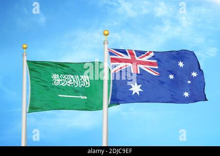 Arabie Saoudite et Australie deux drapeaux sur les mâts et le bleu ciel nuageux Banque D'Images