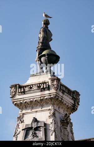 'Monumento ao Infante Dom Henrique' - Statue en bronze avec ciel bleu clair - Porto, Portugal Banque D'Images