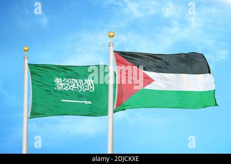 Arabie saoudite et Palestine deux drapeaux sur les mâts et le bleu ciel nuageux Banque D'Images