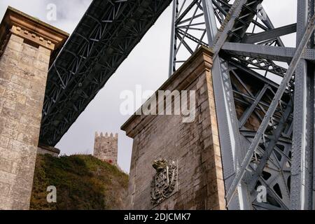 Détails du pont de fer 'Dom Luís' et de la Tour médiévale - Porto, Portugal Banque D'Images