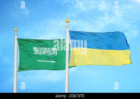 L'Arabie saoudite et l'Ukraine deux drapeaux sur les mâts de drapeaux et le bleu ciel nuageux Banque D'Images
