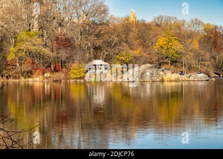 Pavillon des dames, la Hernshead avec feuillage d'automne à Central Park, New York City, États-Unis Banque D'Images