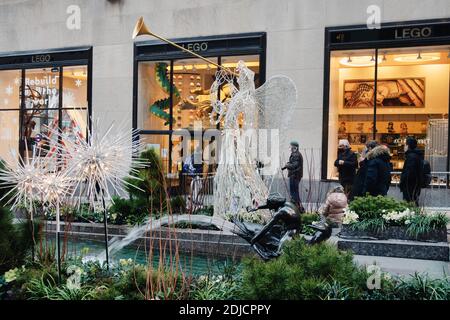 Herald Angel Figures au Rockefeller Center pendant la période des fêtes, NYC, USA 2020 Banque D'Images