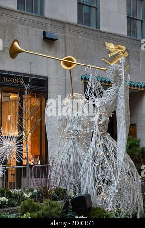 Herald Angel Figures au Rockefeller Center pendant la période des fêtes, NYC, USA 2020 Banque D'Images