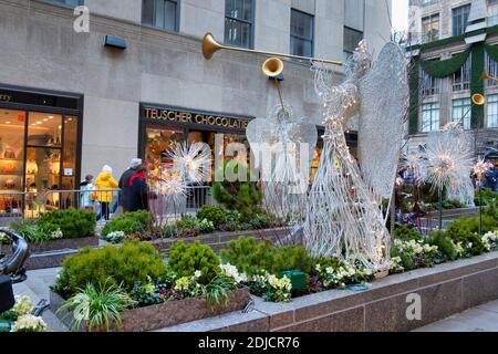 Herald Angel Figures au Rockefeller Center pendant la période des fêtes, NYC, USA 2020 Banque D'Images