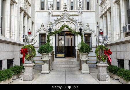 Armored Knights gardant l'entrée de la maison d'appartement pendant la saison des fêtes, Gramercy Park, New York Banque D'Images