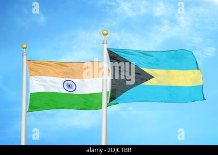 Inde et Bahamas deux drapeaux sur les mâts et bleu nuageux ciel Banque D'Images