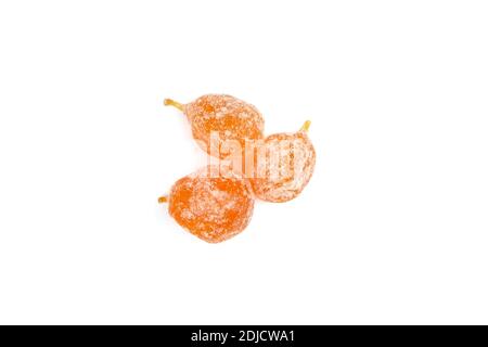 Fruits confits, trois kumquats séchés isolés sur fond blanc. Kumquats enrobés de sucre Banque D'Images