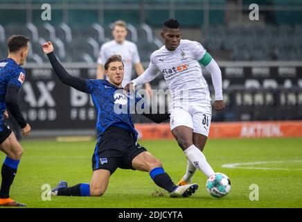 Breel Embolo (BMG), Niklas Stark (Hertha) Borussia Mönchengladbach - Hertha BSC Berlin 27.10.2020, Fussball; 1. Bundesliga, saison 2020/21 Foto: Mori Banque D'Images