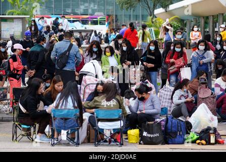 Hong Kong, Chine. 13 décembre 2020. Une grande quantité de travailleurs domestiques étrangers se rassemblent au Central et ignorent l'interdiction de rassemblement social à Hong Kong, en Chine, le 13 décembre 2020. (Photo par Top photo/Sipa USA) crédit: SIPA USA/Alay Live News Banque D'Images