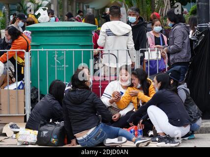 Hong Kong, Chine. 13 décembre 2020. Une grande quantité de travailleurs domestiques étrangers se rassemblent au Central et ignorent l'interdiction de rassemblement social à Hong Kong, en Chine, le 13 décembre 2020. (Photo par Top photo/Sipa USA) crédit: SIPA USA/Alay Live News Banque D'Images