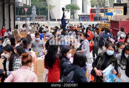 Hong Kong, Chine. 13 décembre 2020. Une grande quantité de travailleurs domestiques étrangers se rassemblent au Central et ignorent l'interdiction de rassemblement social à Hong Kong, en Chine, le 13 décembre 2020. (Photo par Top photo/Sipa USA) crédit: SIPA USA/Alay Live News Banque D'Images