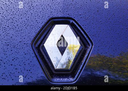 Gouttes de pluie sur la peinture métallique de la voiture. Marque Renault. France. 24.08.2020. Banque D'Images