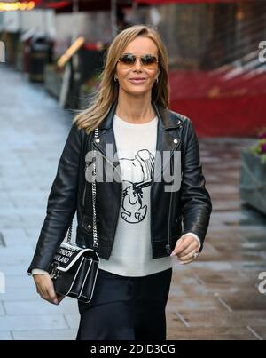 Amanda Holden quitte les studios Global radio de Londres. Banque D'Images