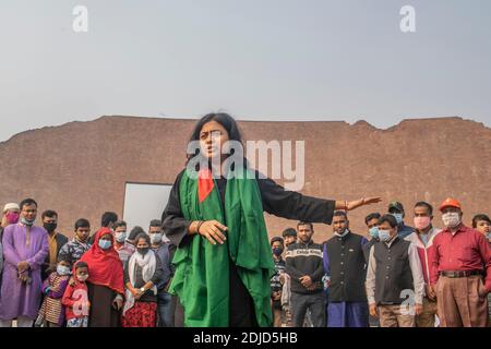 Des artistes du théâtre bangladais se produisent pendant le mémorial intellectuel martyrisé de Dhaka.des milliers de bangladais ont rendu hommage aux dizaines d'intellectuels tués il y a 43 ans pendant la guerre qui a gagné l'indépendance du pays d'Asie du Sud par rapport au Pakistan. Les intellectuels ont été systématiquement tués dans l'ancien Pakistan oriental par l'armée pakistanaise et leurs collaborateurs pour mutiler la nation émergente de son peuple doué et intellectuel. Banque D'Images