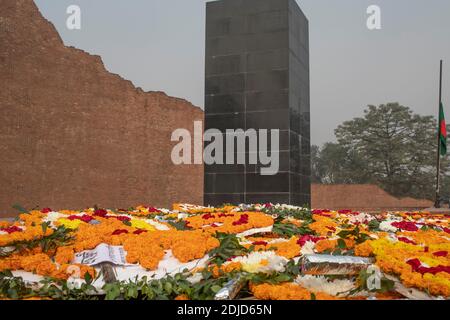 Des serres commémoratives sont vues devant le Mémorial intellectuel martyrisé de Dhaka.des milliers de Bangladais ont rendu hommage aux dizaines d'intellectuels tués il y a 43 ans pendant la guerre qui a gagné l'indépendance du pays d'Asie du Sud par rapport au Pakistan. Les intellectuels ont été systématiquement tués dans l'ancien Pakistan oriental par l'armée pakistanaise et leurs collaborateurs pour mutiler la nation émergente de son peuple doué et intellectuel. Banque D'Images