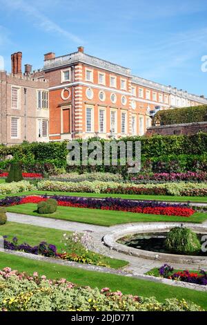 Le jardin privé paysagé du palais de Hampton court à Surrey Angleterre Royaume-Uni la maison du roi Henry VIII qui est une destination touristique populaire att Banque D'Images