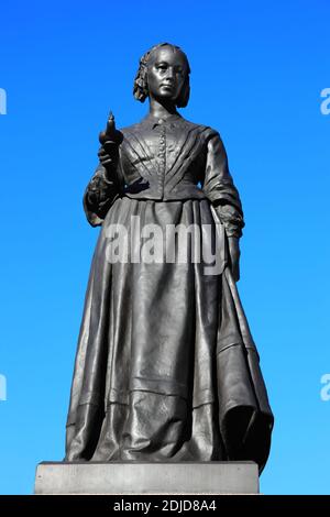 Statue commémorative de Florence Nightingale à Westminster Londres Angleterre Royaume-Uni Dévoilée à Waterloo place en 1915, elle était anglaise Infirmière connue sous le nom de la Dame Banque D'Images