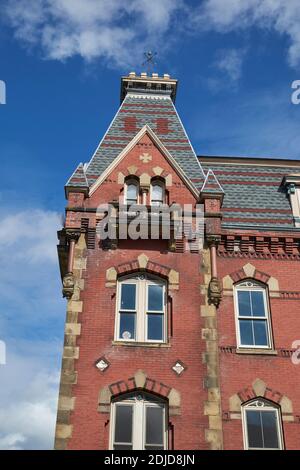 Une vue sur le site historique, monument, grande, brique rouge, mansarde bâtiment de bureau de temple maçonnique couvert à main et High Street. À Belfast, Maine. Banque D'Images