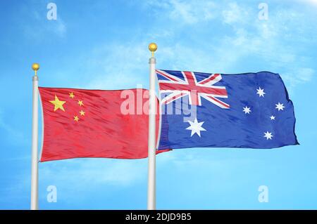 Chine et Australie deux drapeaux sur les mâts et bleu nuageux ciel Banque D'Images