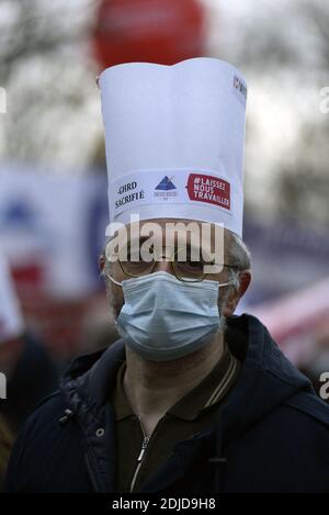 L'UMIH (Union des métiers et des industries de l'hôtellerie) et le RNB (groupe national des entreprises indépendantes de l'hôtellerie et de la restauration) , protestent contre les restrictions de la pandémie COVID-19, montrent leur propre malheur à la fermeture de leurs établissements, à Paris, en France, le 14 décembre 2020. Photo de Patrice Pierrot/avenir Pictures/ABACAPRESS.COM Banque D'Images