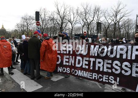 L'UMIH (Union des métiers et des industries de l'hôtellerie) et le RNB (groupe national des entreprises indépendantes de l'hôtellerie et de la restauration) , protestent contre les restrictions de la pandémie COVID-19, montrent leur propre malheur à la fermeture de leurs établissements, à Paris, en France, le 14 décembre 2020. Photo de Patrice Pierrot/avenir Pictures/ABACAPRESS.COM Banque D'Images