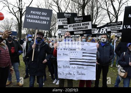 L'UMIH (Union des métiers et des industries de l'hôtellerie) et le RNB (groupe national des entreprises indépendantes de l'hôtellerie et de la restauration) , protestent contre les restrictions de la pandémie COVID-19, montrent leur propre malheur à la fermeture de leurs établissements, à Paris, en France, le 14 décembre 2020. Photo de Patrice Pierrot/avenir Pictures/ABACAPRESS.COM Banque D'Images