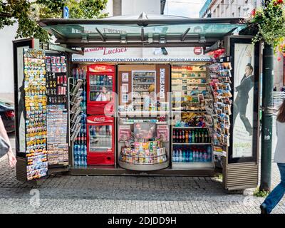 Fournisseur d'informations sur la chaussée. Un petit kiosque dans les rues pavées de Prague vend des journaux, des cigarettes, des rafraîchissements et des souvenirs. Banque D'Images