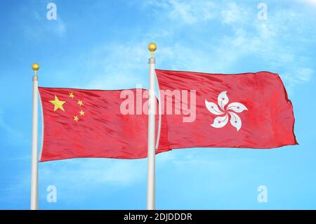 Chine et Hong Kong deux drapeaux sur les mâts et le bleu ciel nuageux Banque D'Images