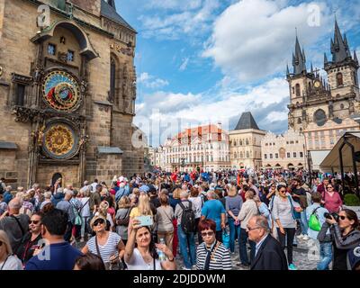 Touristes de Prague. Une place animée de la vieille ville dans le centre de Prague avec l'horloge astronomique et les monuments de l'église de Tyn en vue. Banque D'Images