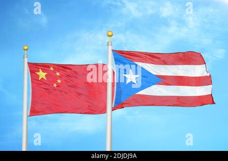 Chine et Porto Rico deux drapeaux sur les mâts et bleu ciel nuageux Banque D'Images