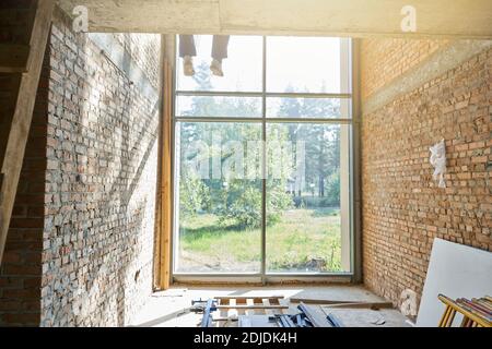 Vue intérieure d'une nouvelle maison en construction par une journée ensoleillée. Concept de maison de construction Banque D'Images