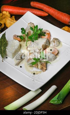 belle photographie d'une blanquette de veau, riz et champignons pour illustrateur une recette ou un article de magazine ou de journal Banque D'Images