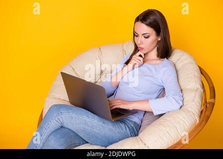Portrait d'elle elle belle belle d'esprit focalisé fille assis dans chaise confortable utilisant ordinateur portable prise de décision étude apprendre montre vidéo du tutoriel isolée Banque D'Images