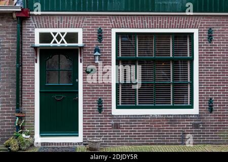Porte et fenêtre typiquement hollandaise. Façade d'une maison de village européenne d'époque. Magnifique portes d'entrée rétro pays-Bas Banque D'Images