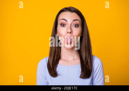 Gros plan photo de jolie jolie dame bonne humeur coller la langue dehors la bouche taquinerie petit-ami duper autour puérile vêtements décontracté chemise isolé Banque D'Images