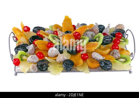 une photographie de fruits secs et confits sur fond blanc pour illustrer un article de presse dans des magazines, des sites web de journaux et d'autres supports publicitaires. Banque D'Images