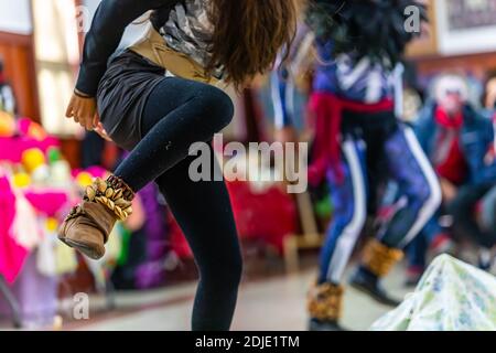 Foyer sélectif des jambes de jeunes hommes et femmes en costume traditionnel, dansant portant un anklet pendant le jour des morts également connu sous le nom de dia de los muertos Banque D'Images