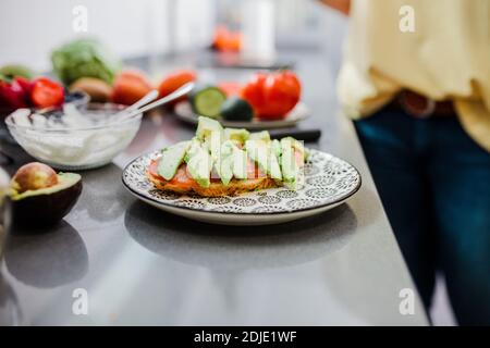 Femmes préparant des aliments sains jouer avec des légumes dans la cuisine avoir le concept amusant dieting nutrition. Banque D'Images